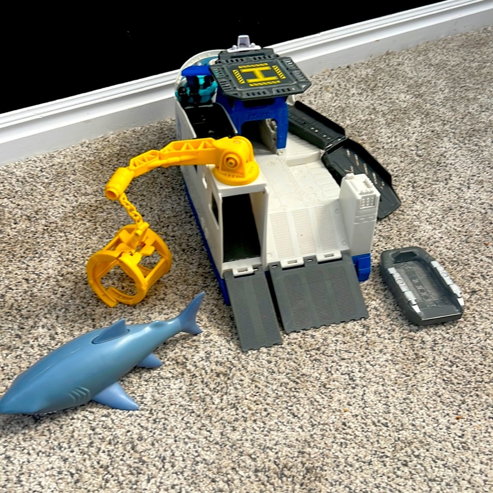 Matchbox Rig Shark Adventure - Picture 7 of 9